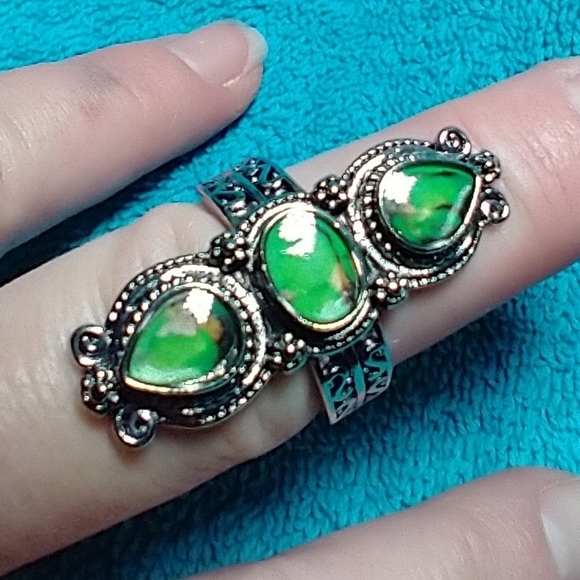 Silvertone green stone large ring decorative band - Picture 4 of 5